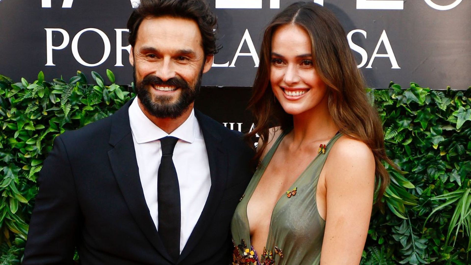 Iván Sánchez posa en la alfombra roja con su nueva novia, Irene Esser