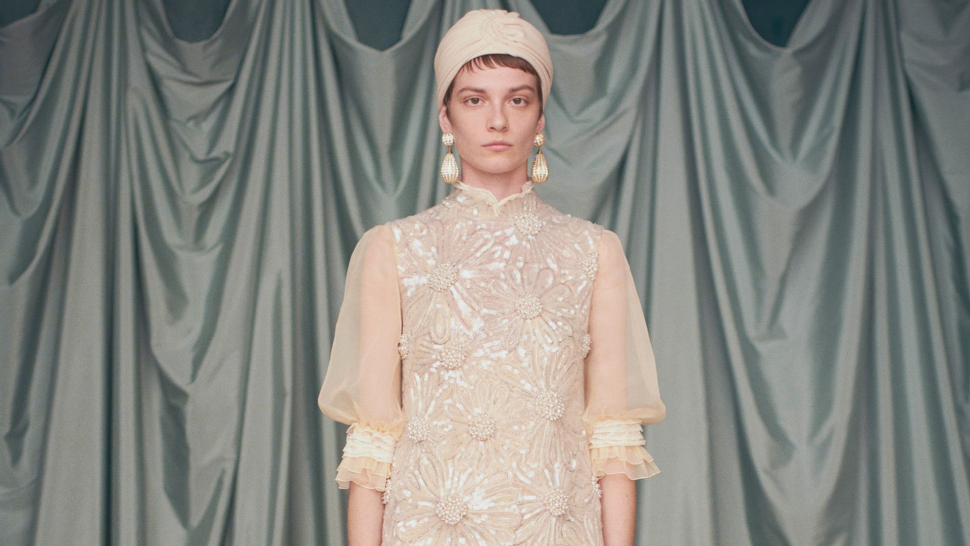 El nuevo maximalismo de Valentino en el debut sorpresa de Alessandro Michele como director creativo