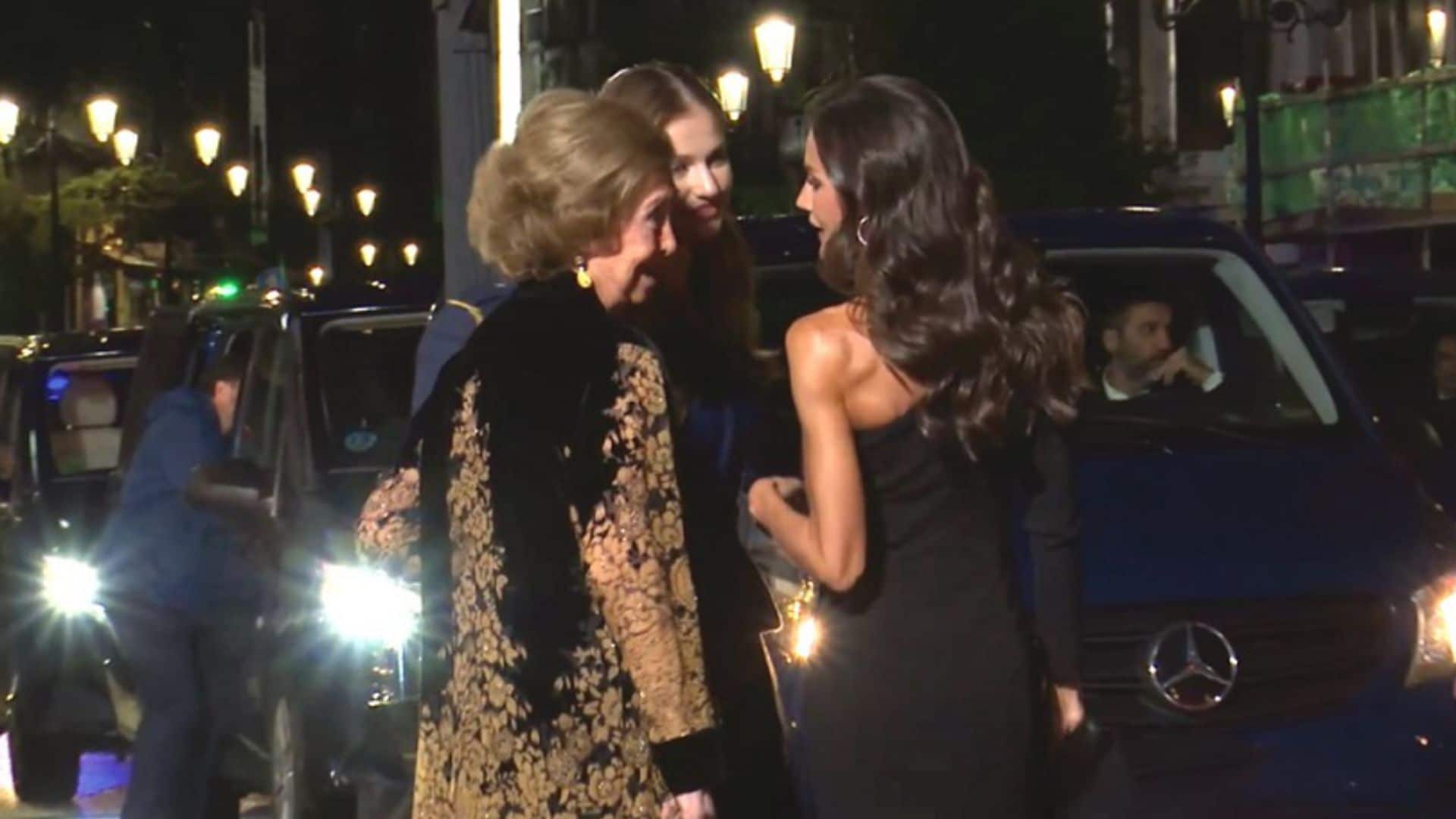 La animada conversación entre las reinas Sofía y Letizia ¿sobre los pendientes de la princesa Leonor?