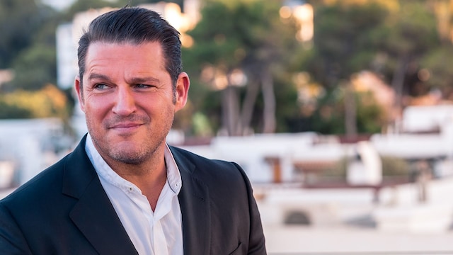 Plano medio de Manuel Tenorio con blazer negra