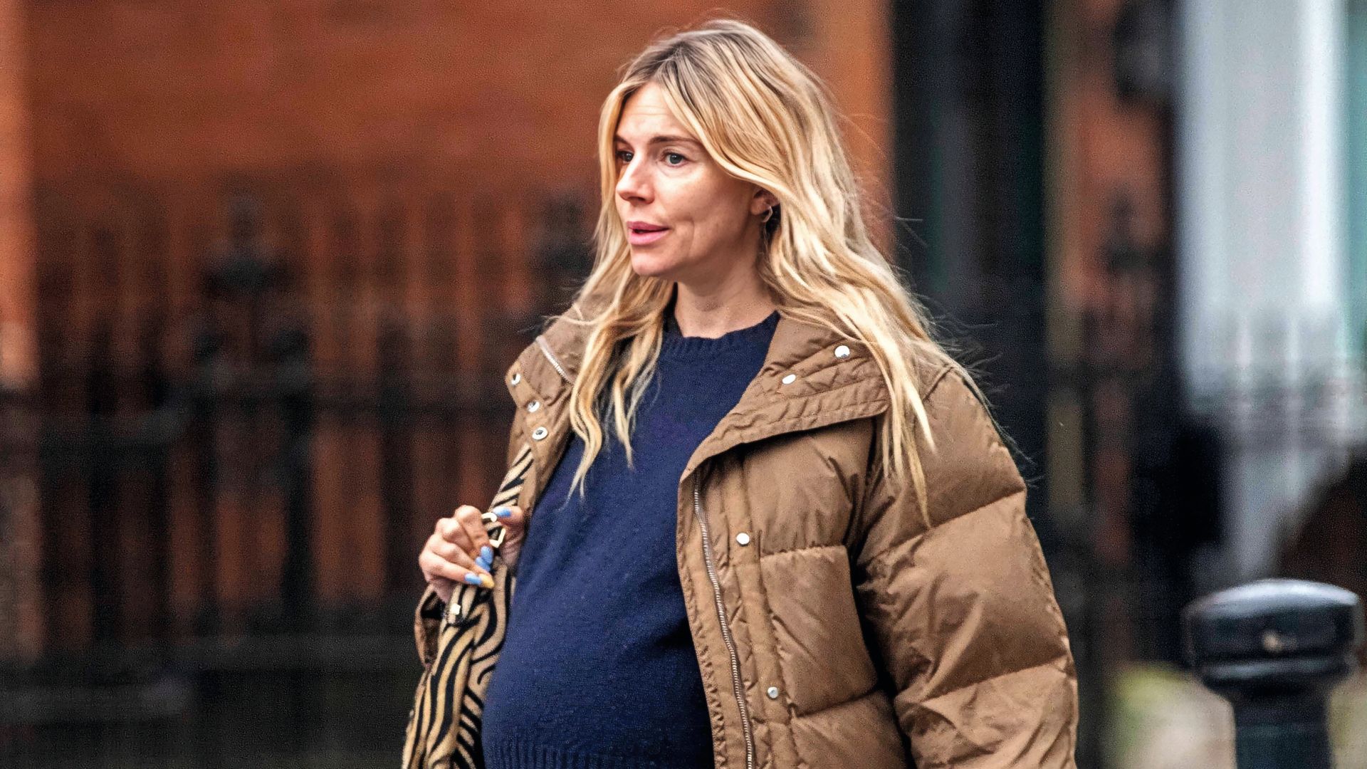 Sienna Miller presume de embarazo a sus 44 años: las imágenes que confirman su tercera maternidad