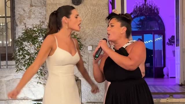 Anabel Pantoja, cantando junto a Susana Molina en su boda