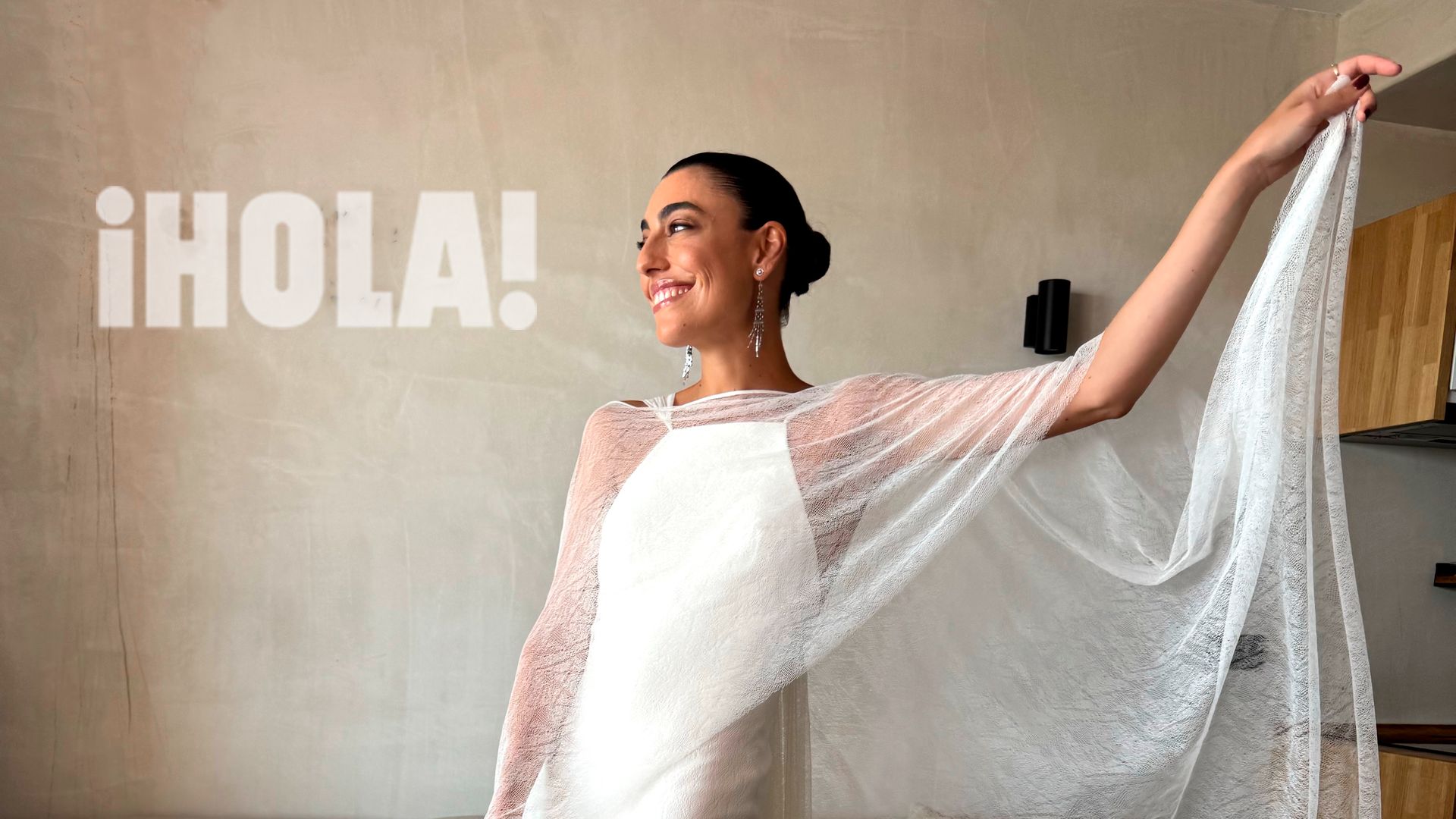 PRIMICIA. La primera imagen de Claudia Ula, la hija de Raquel Revuelta, antes de salir de casa: su vestido de novia y un homenaje a su padre