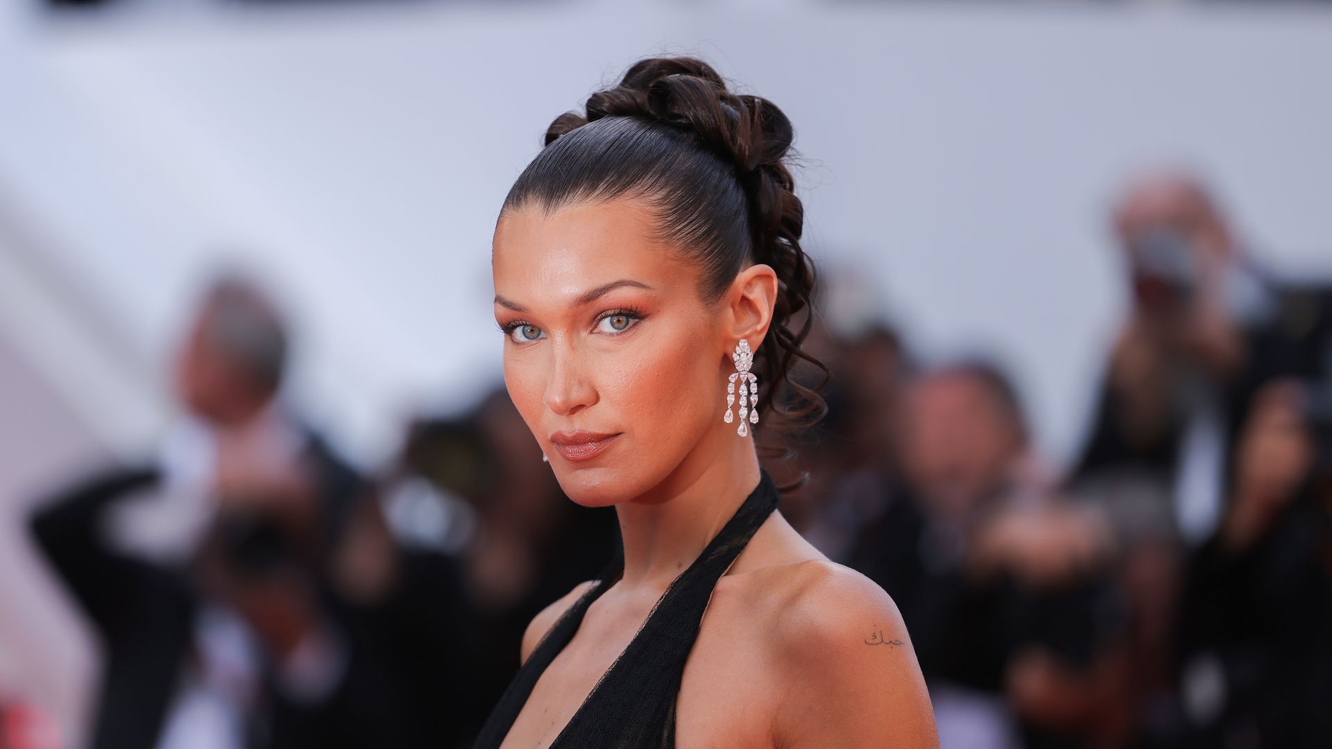 Bella Hadid, casi irreconocible en Cannes con su nuevo look: ahora es rubia