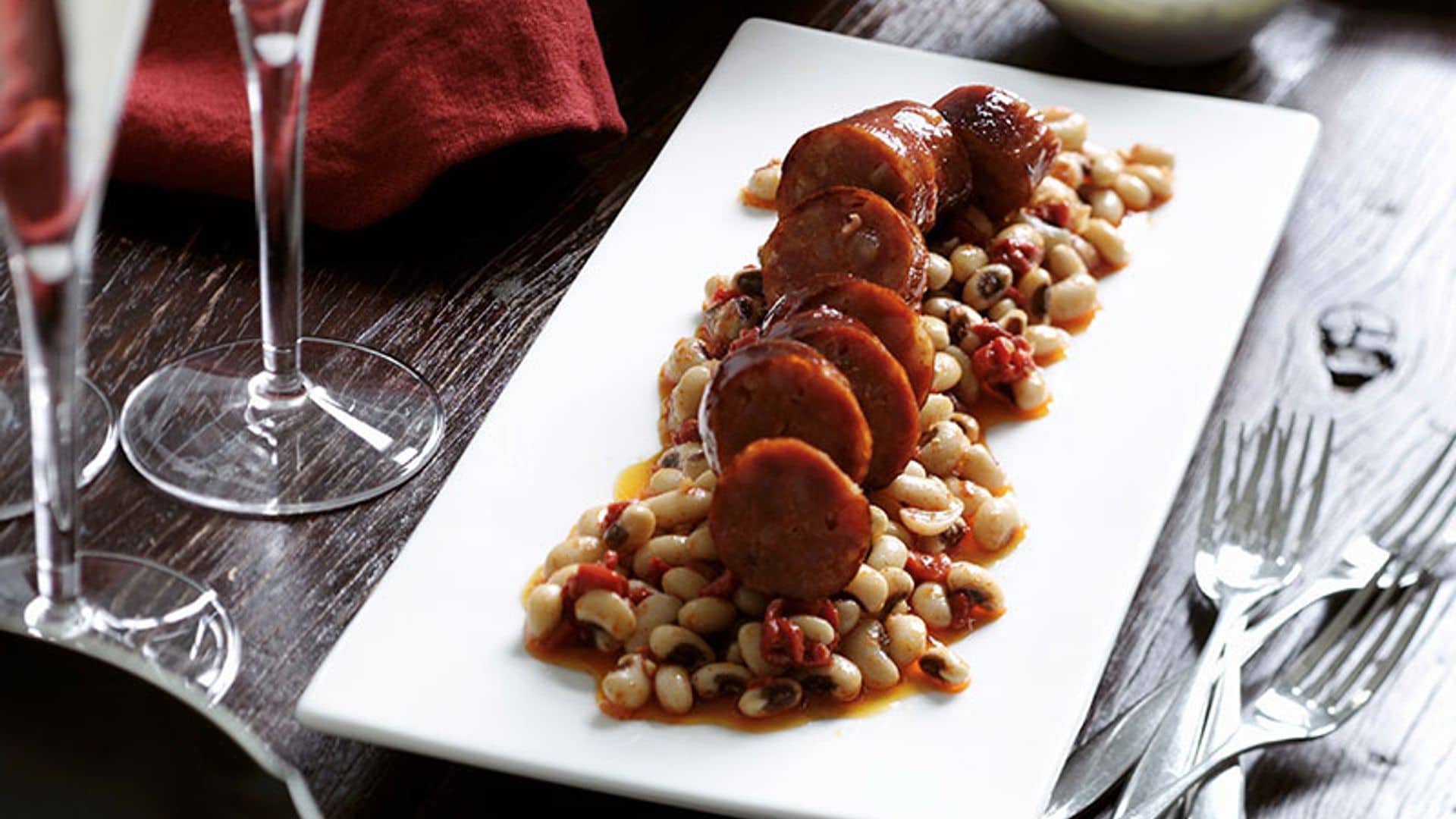 Ensalada templada de alubias carilla con vinagreta de piquillos y chorizo a la sidra