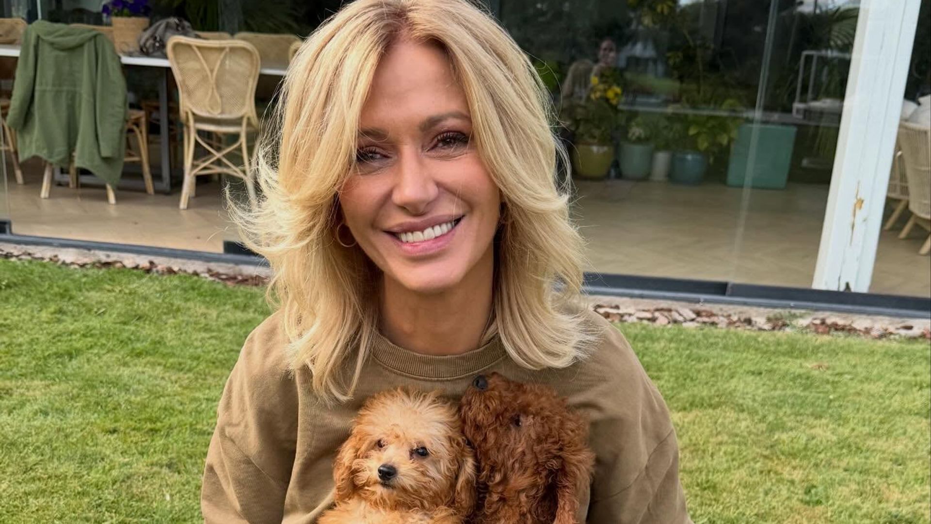 Susanna Griso posa con sus perritos en el porche de su casa en Madrid