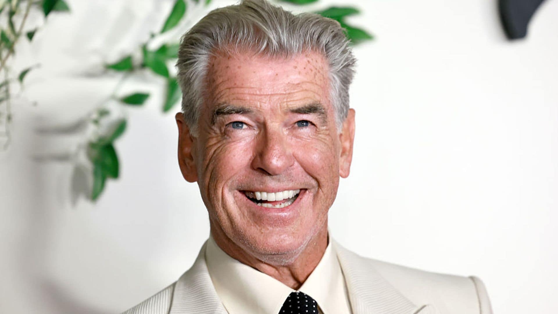 Pierce Brosnan revela el secreto detrás de su excelente pelo (que no deberías perderte)
