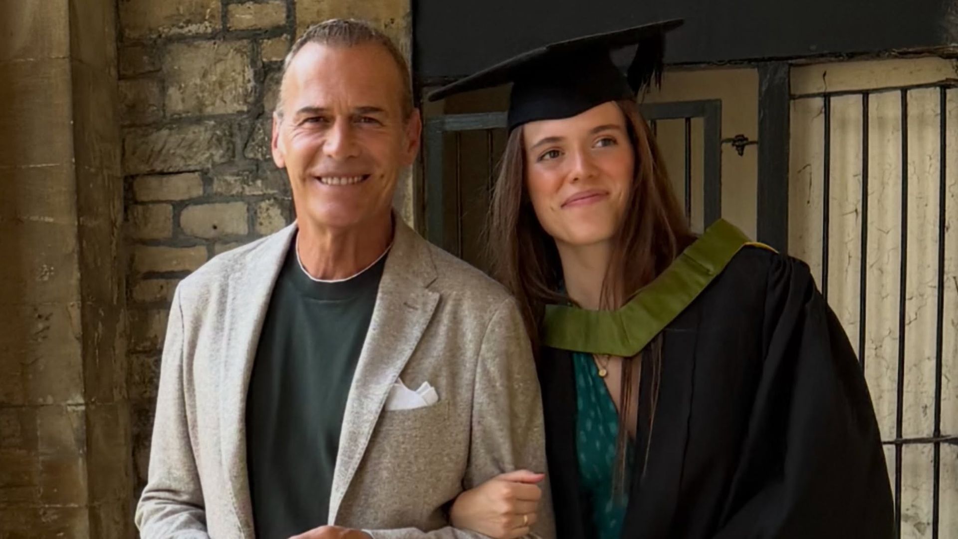 Luna, hija de Carlos Lozano y Mónica Hoyos, abre el álbum de su graduación en Bath y muestra las anécdotas que no habíamos visto