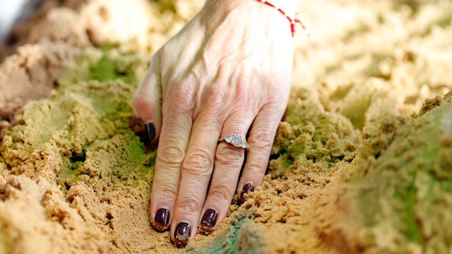 Mano de mujer con joyas