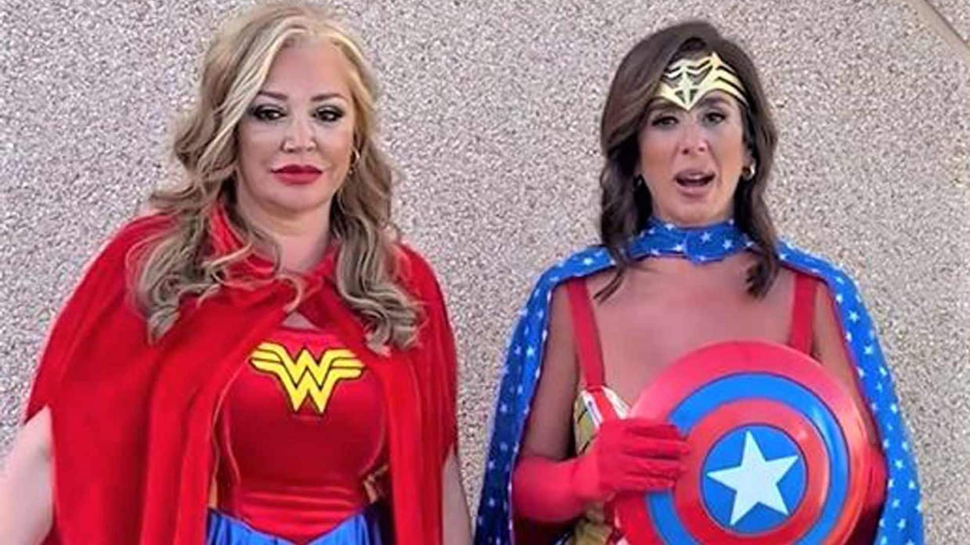 Belén Esteban y Anabel Pantoja, dos amigas superheroínas en los carnavales de Maspalomas