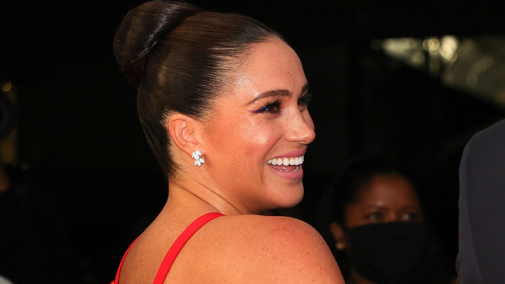 Meghan Markle se roba las miradas con un vestido rojo en su paso por Nueva York