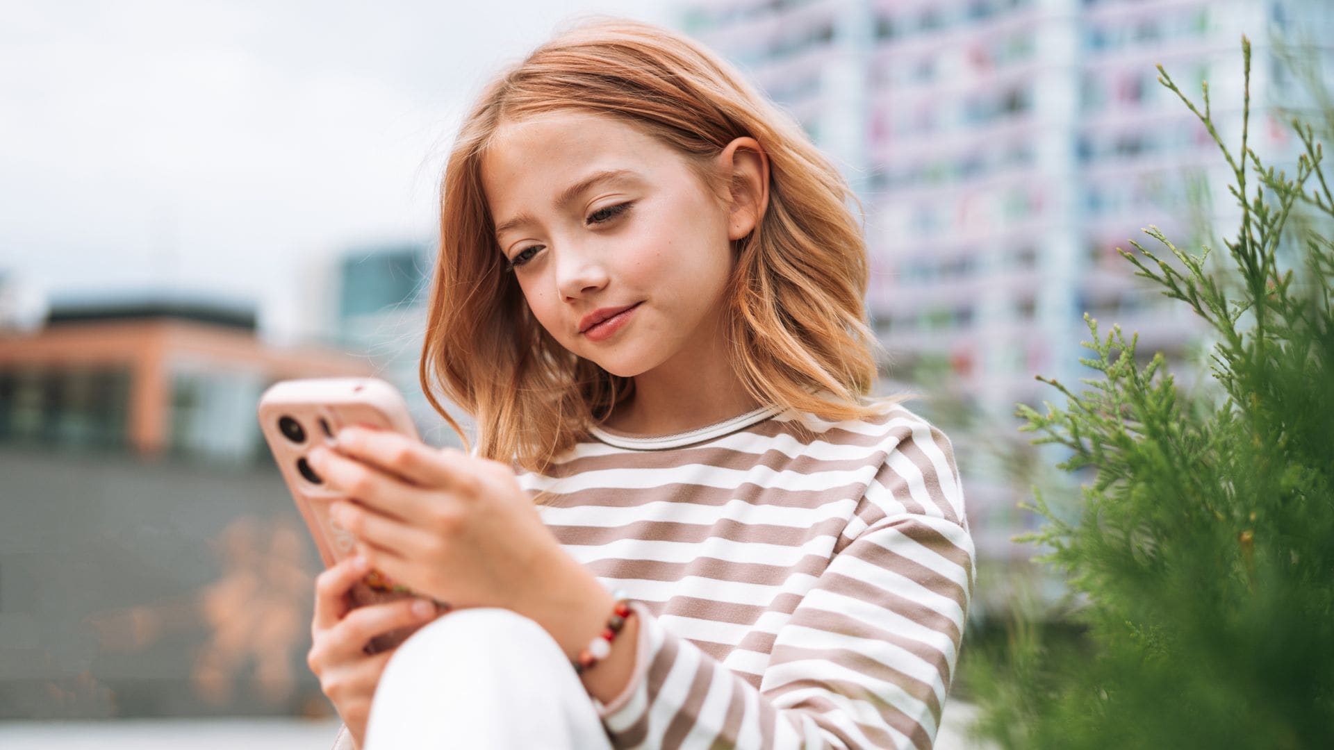 Adolescente con el móvil