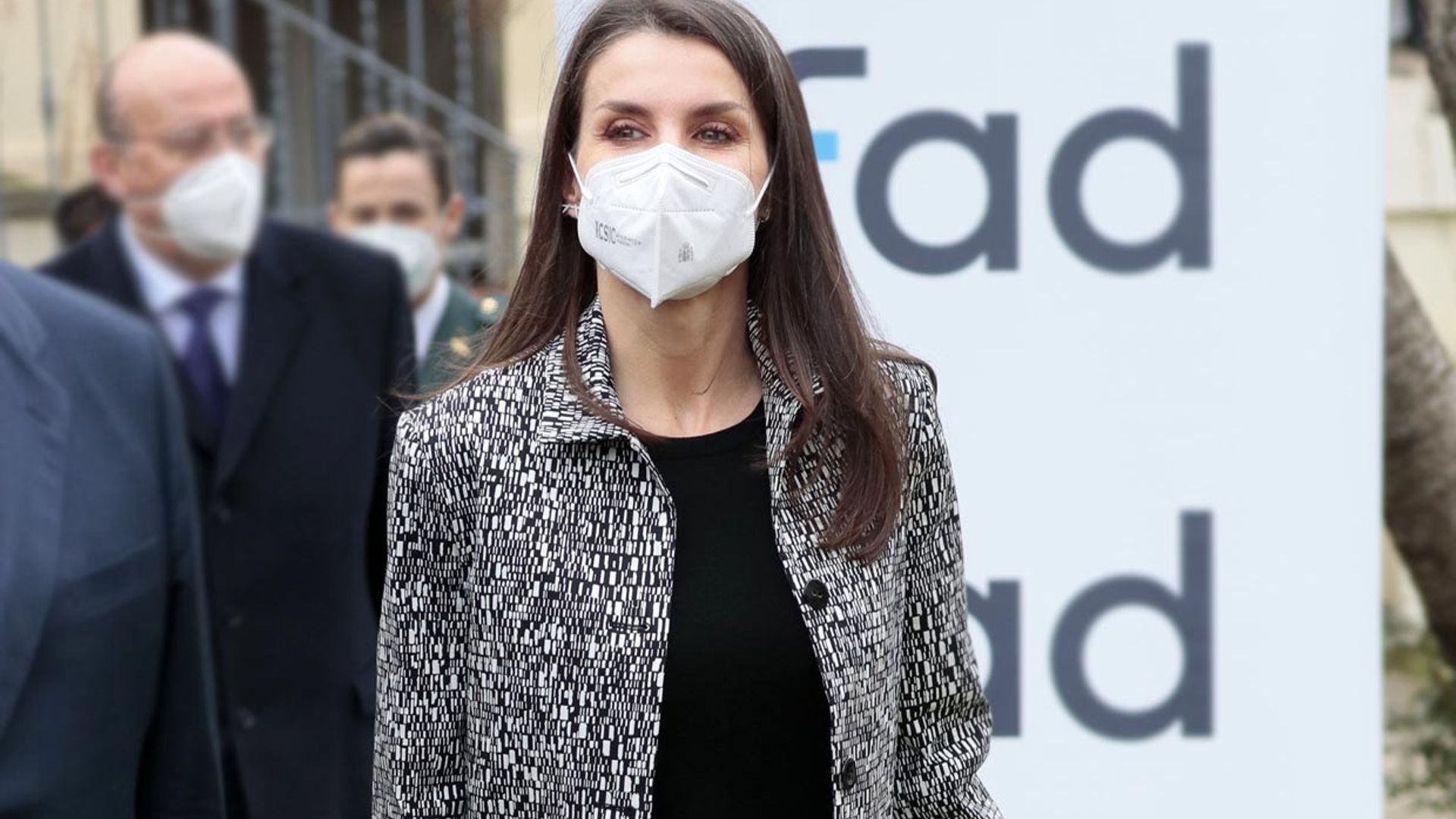 Nuevo parece, pero no lo es: doña Letizia recicla su abrigo con truco de 2015