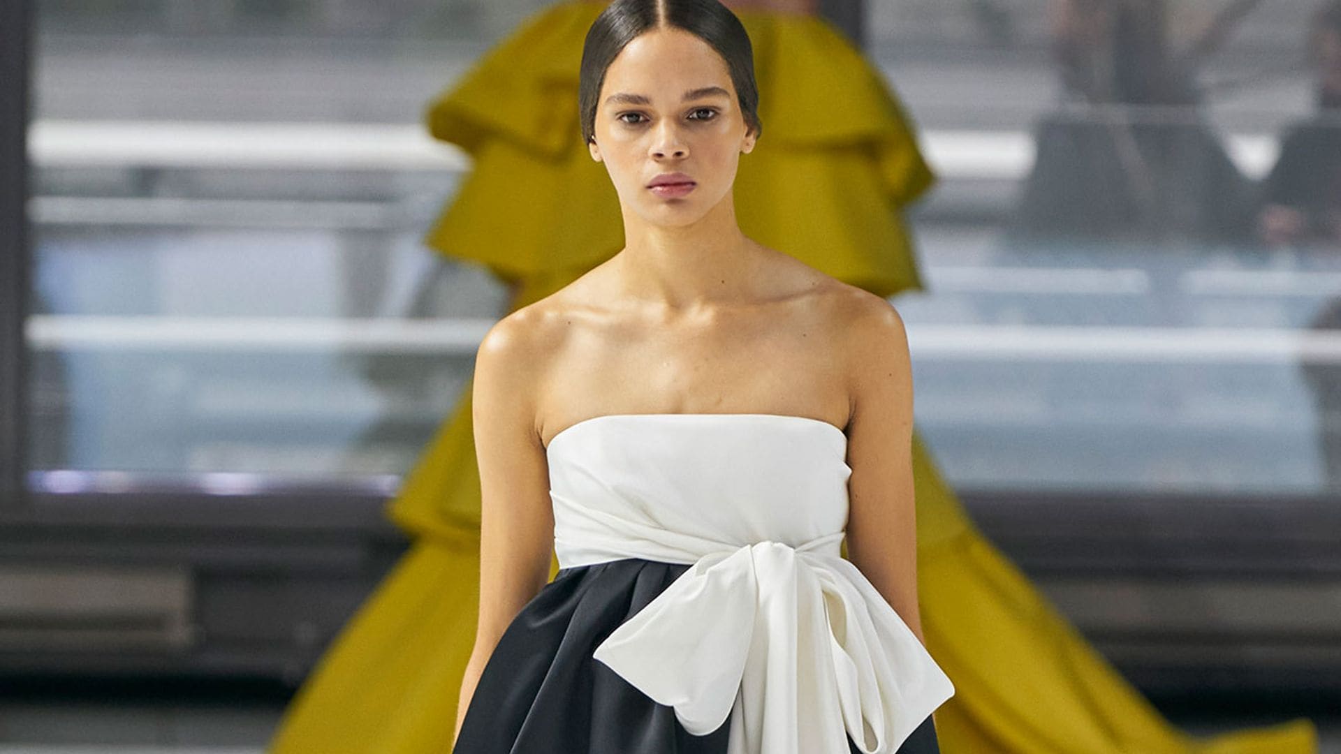 Sin miedo a los volúmenes: La invitada perfecta de Carolina Herrera se renueva