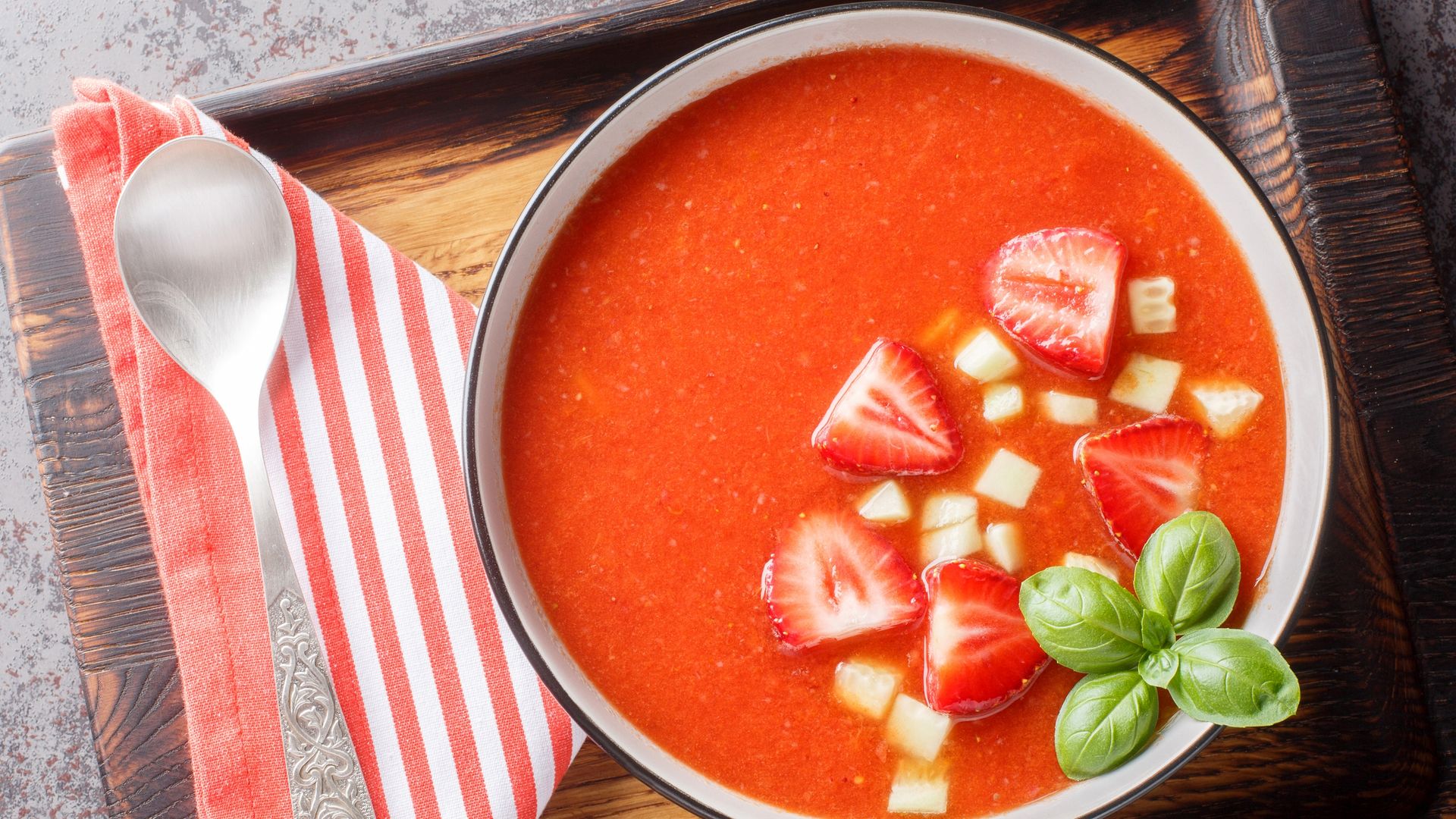 El gazpacho de fresas, saludable y delicioso, que tendrás listo en pocos minutos