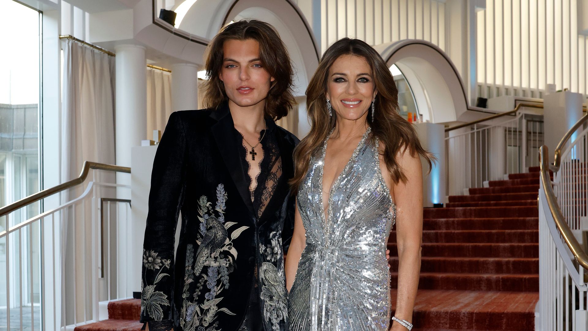 Elizabeth Hurley brilla en Alemania con su hijo Damian y el vestido de lentejuelas que adoran las 'royals'