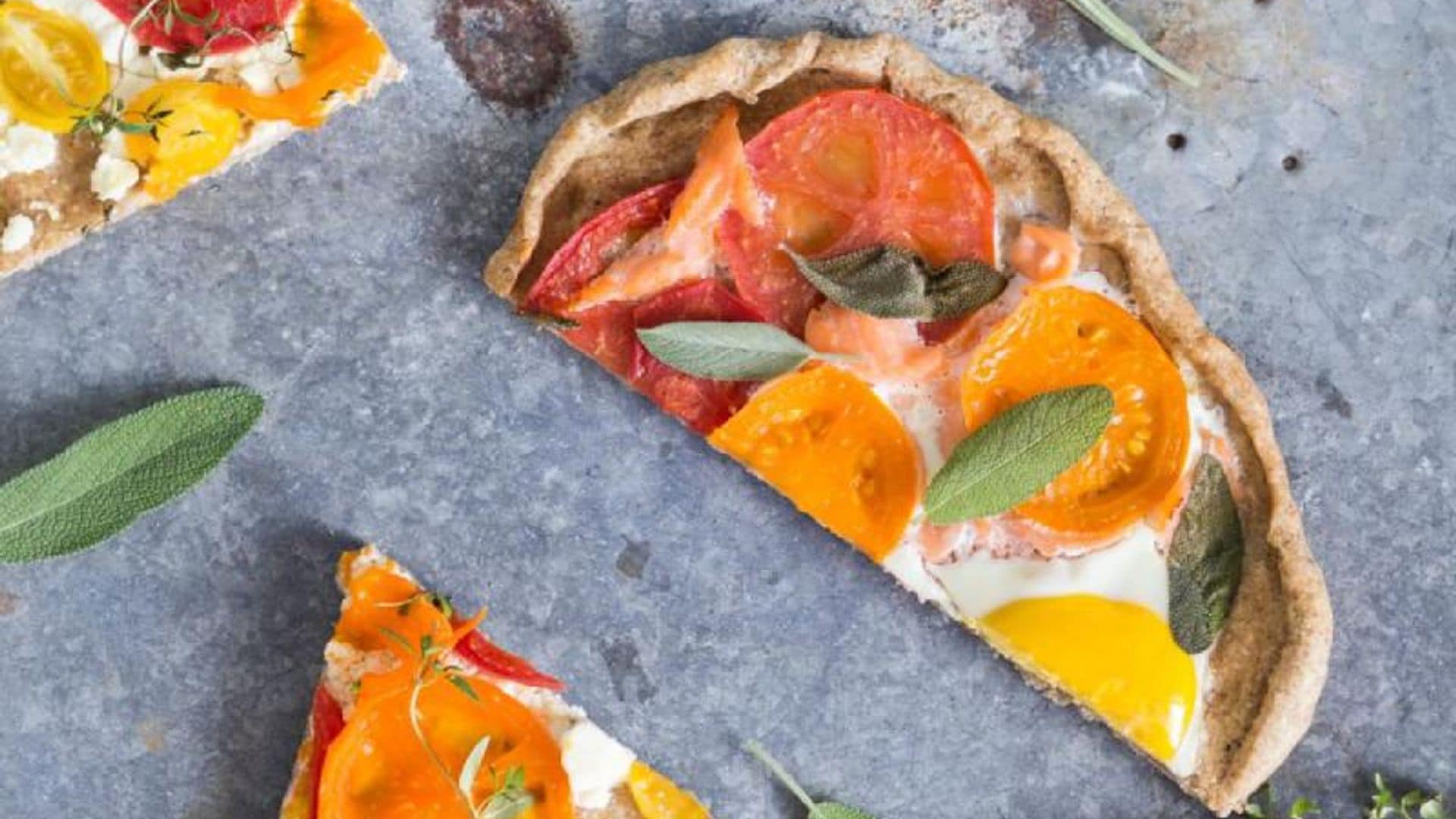 Pizza integral con tomate, huevo y salvia