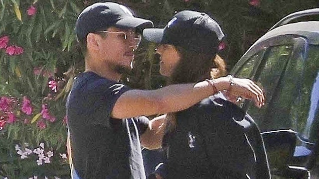 Jessica Alba fue vista llevando un ramo de orquídeas a la casa de Danny Ramírez en Los Ángeles.