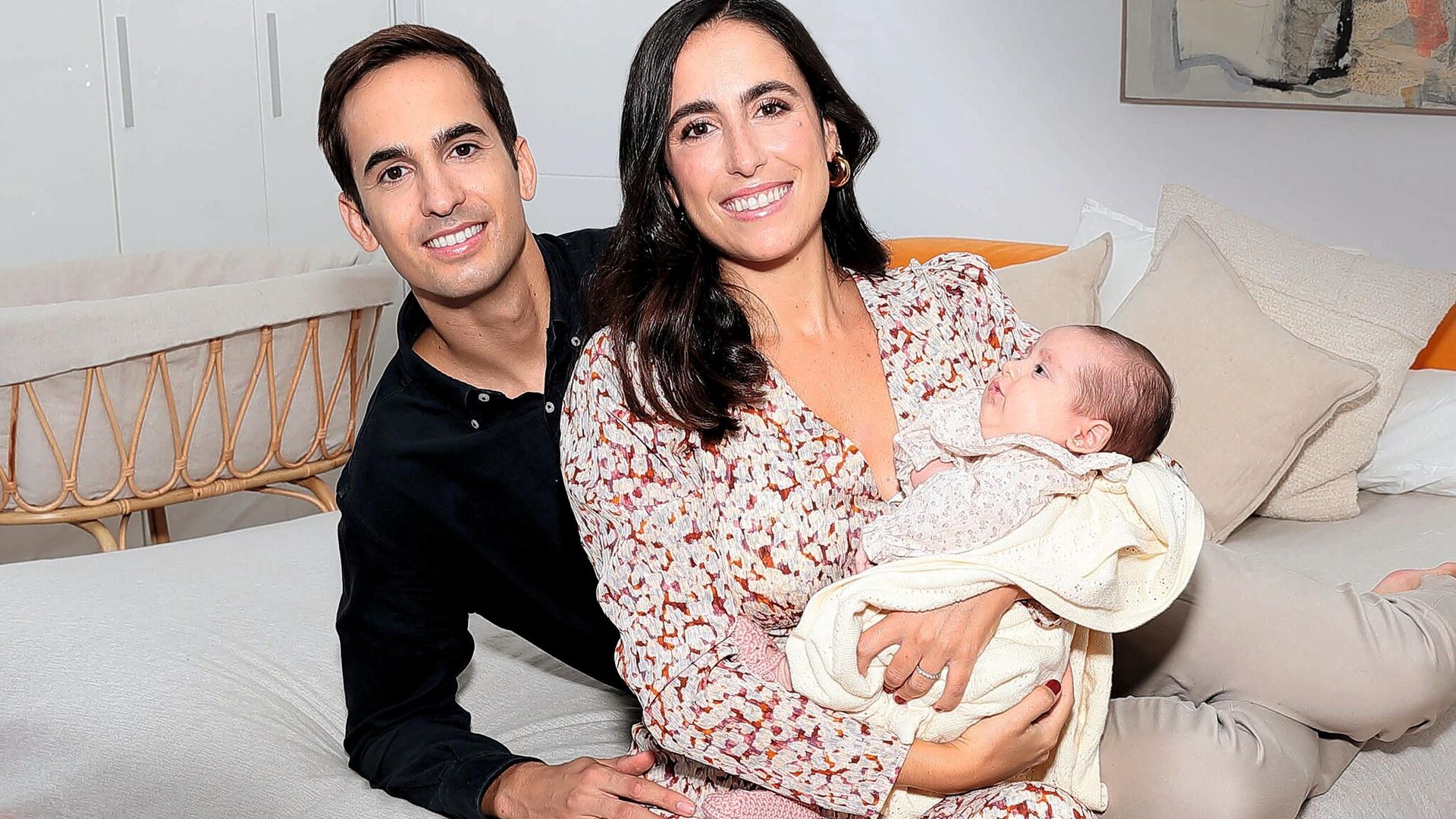Lorenzo Díaz, hijo de Concha García Campoy, y Paloma de la Hoz, nos presentan a su primera hija, Manuela, en su casa de Madrid