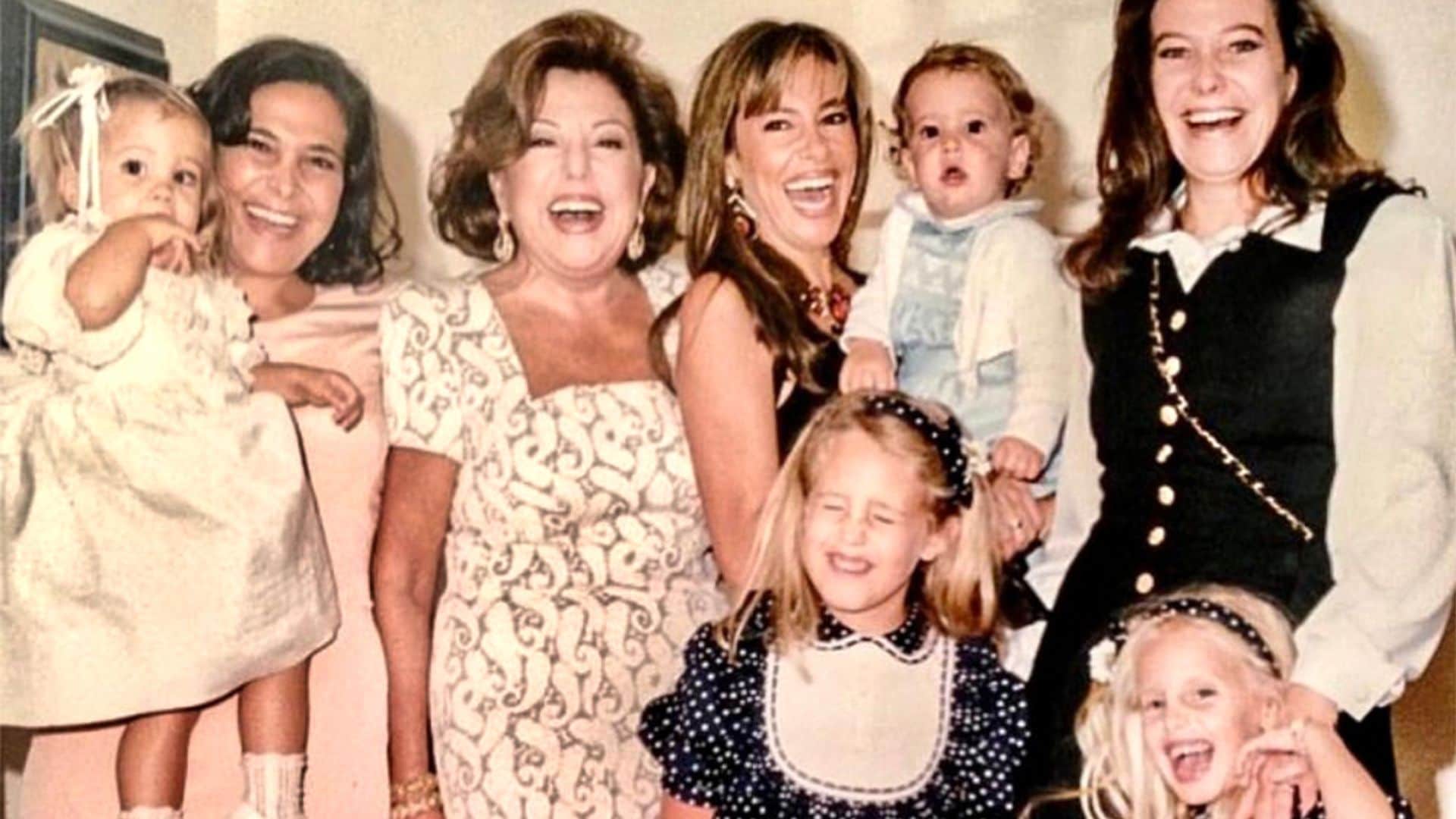 Quiénes son los primos de Javier, el sobrino de Ana Obregón que ha anunciado su boda en ¡HOLA!