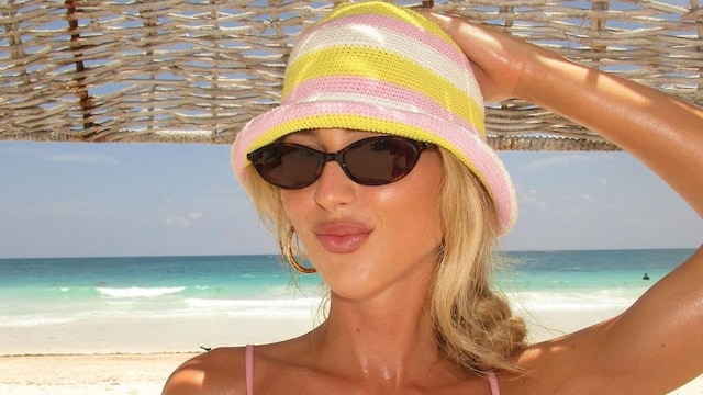 chica con sombrero amarillo