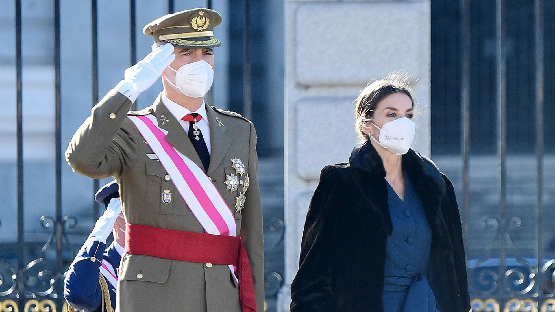 El Rey, junto a doña Letizia, recuerda a las víctimas de la pandemia en la Pascua Militar