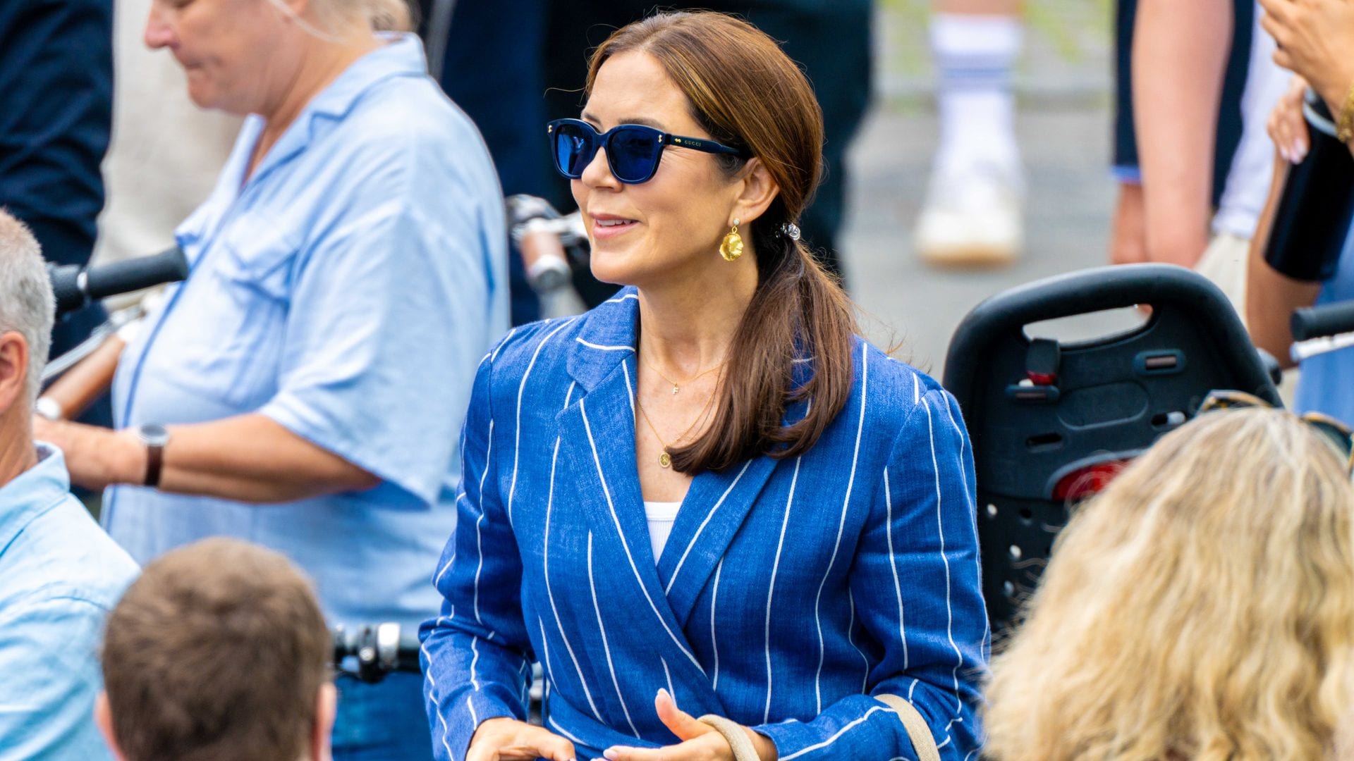 Mary de Dinamarca recicla un traje de rayas en lino en la fiesta de graduación de su hijo Christian