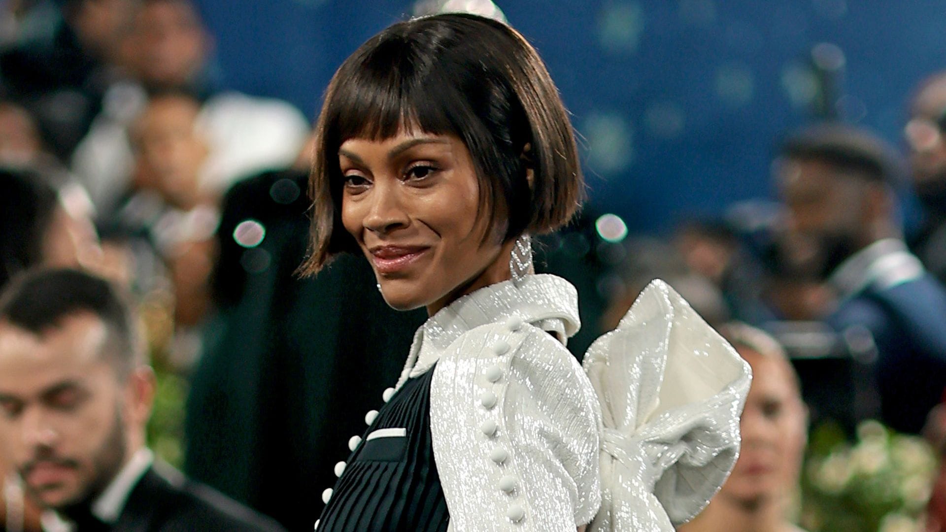 Zoe Saldaña sorprende con radical cambio de 'look' en la MET Gala 2025
