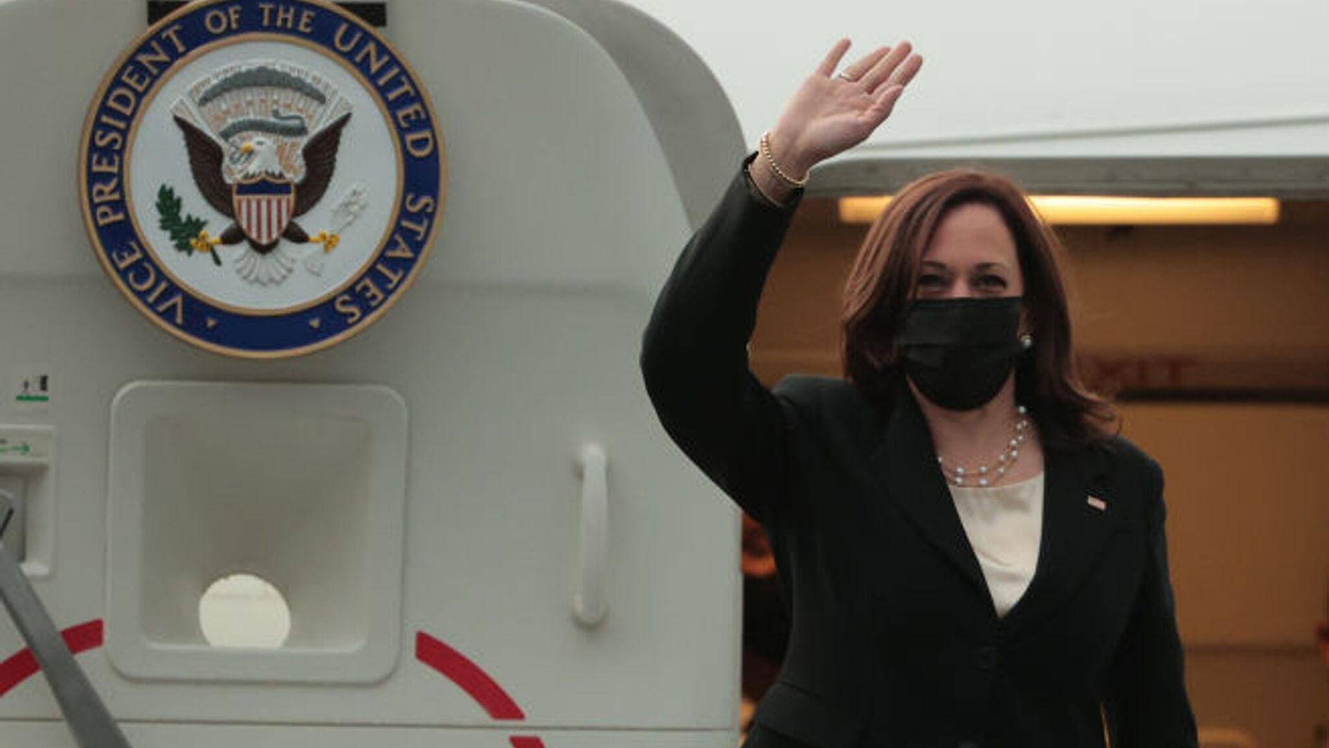El saludo en español de Kamala Harris al presidente de México
