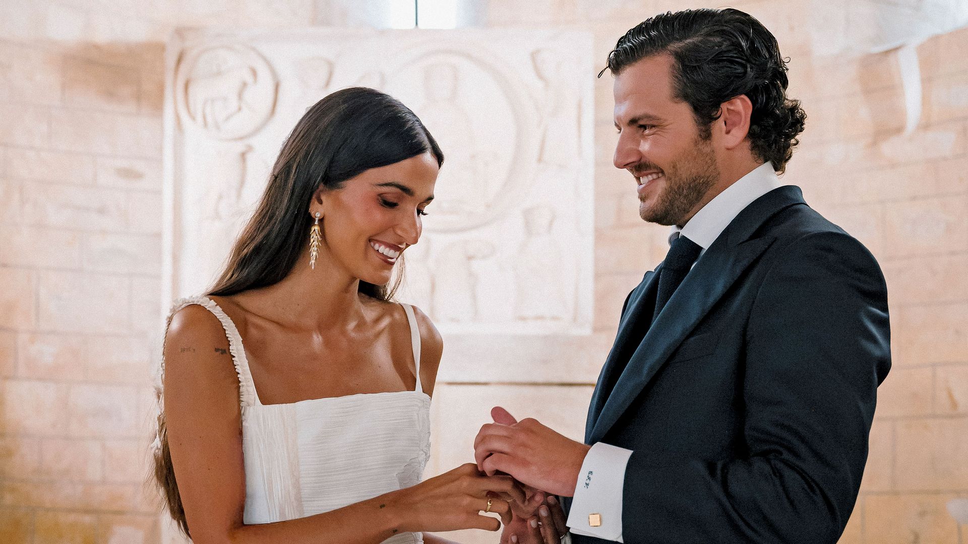 Alejandra Navarro y Carlos Fuente el día de su boda, intercambiándose los anillos
