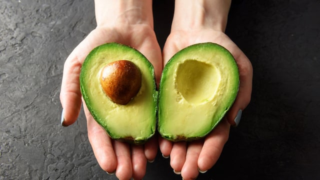 foto aguacate manos adobe