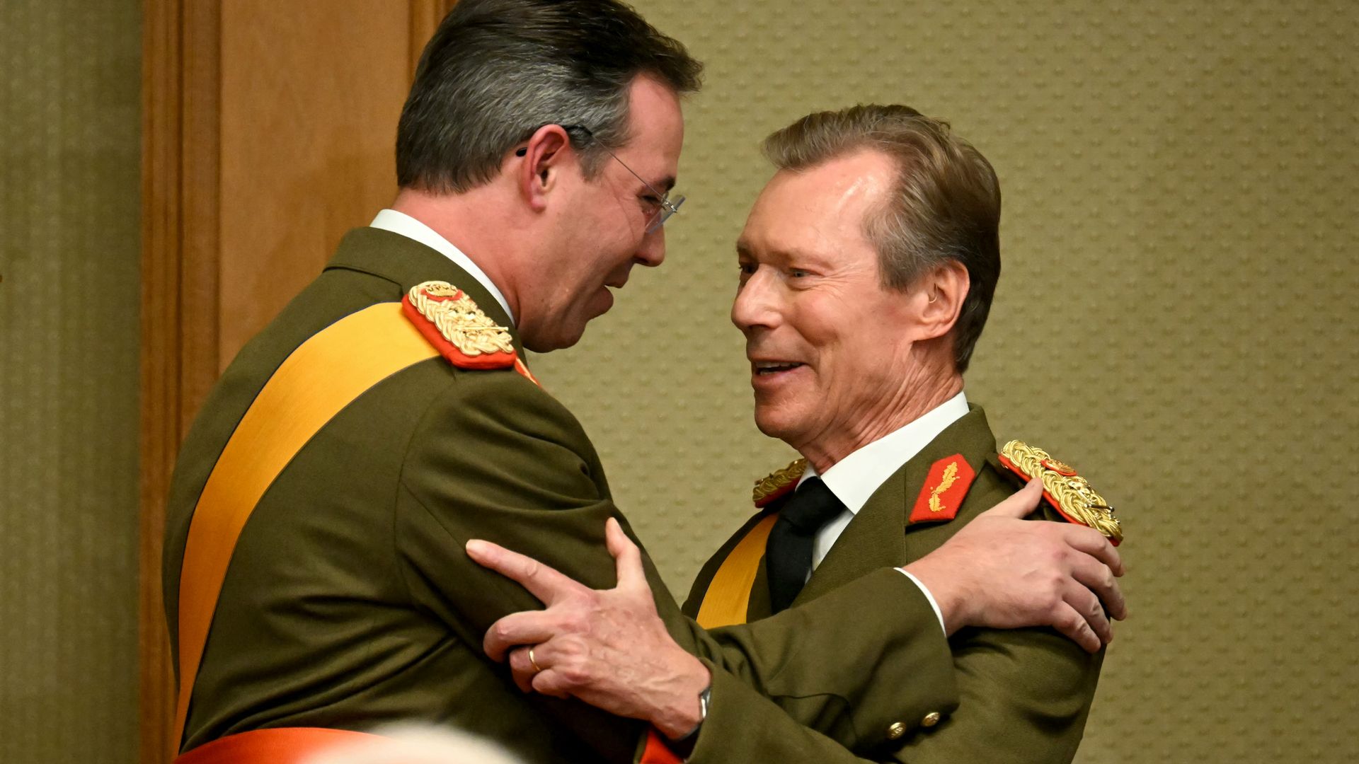 El abrazo entre padre e hijo: Enrique y Guillermo de Luxemburgo