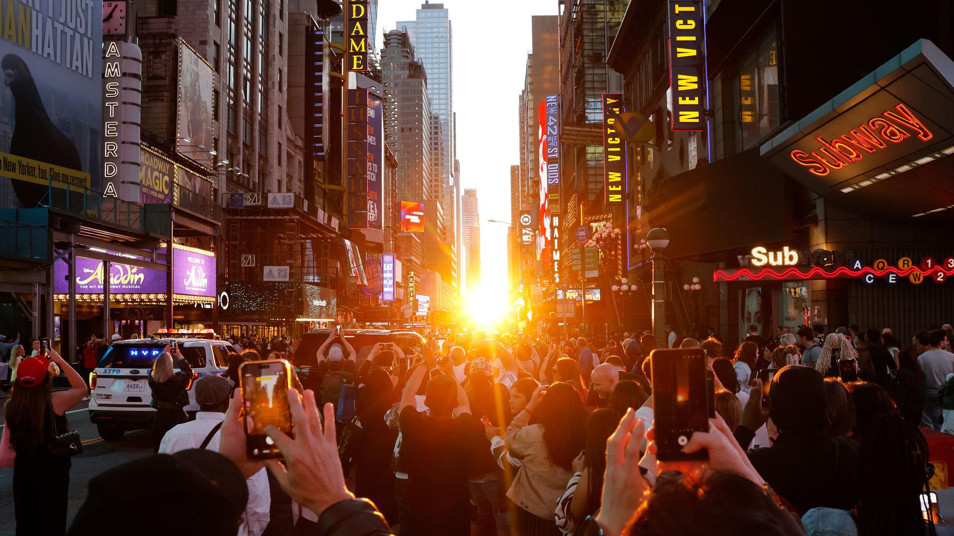 Durante apenas unos minutos, el sol se alinea perfectamente con las calles de Manhattan y convierte Nueva York en una ciudad bañada por la luz dorada 