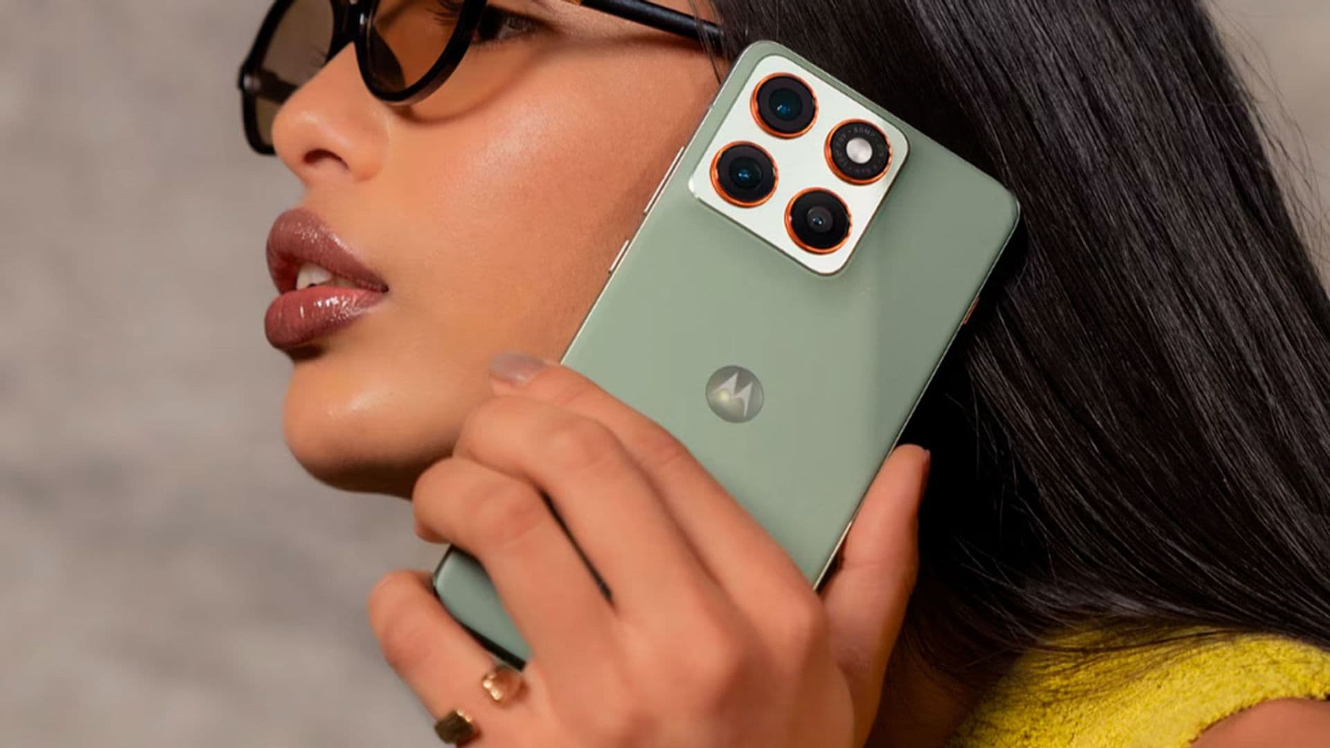 Una chica usando un Motorola Edge 70