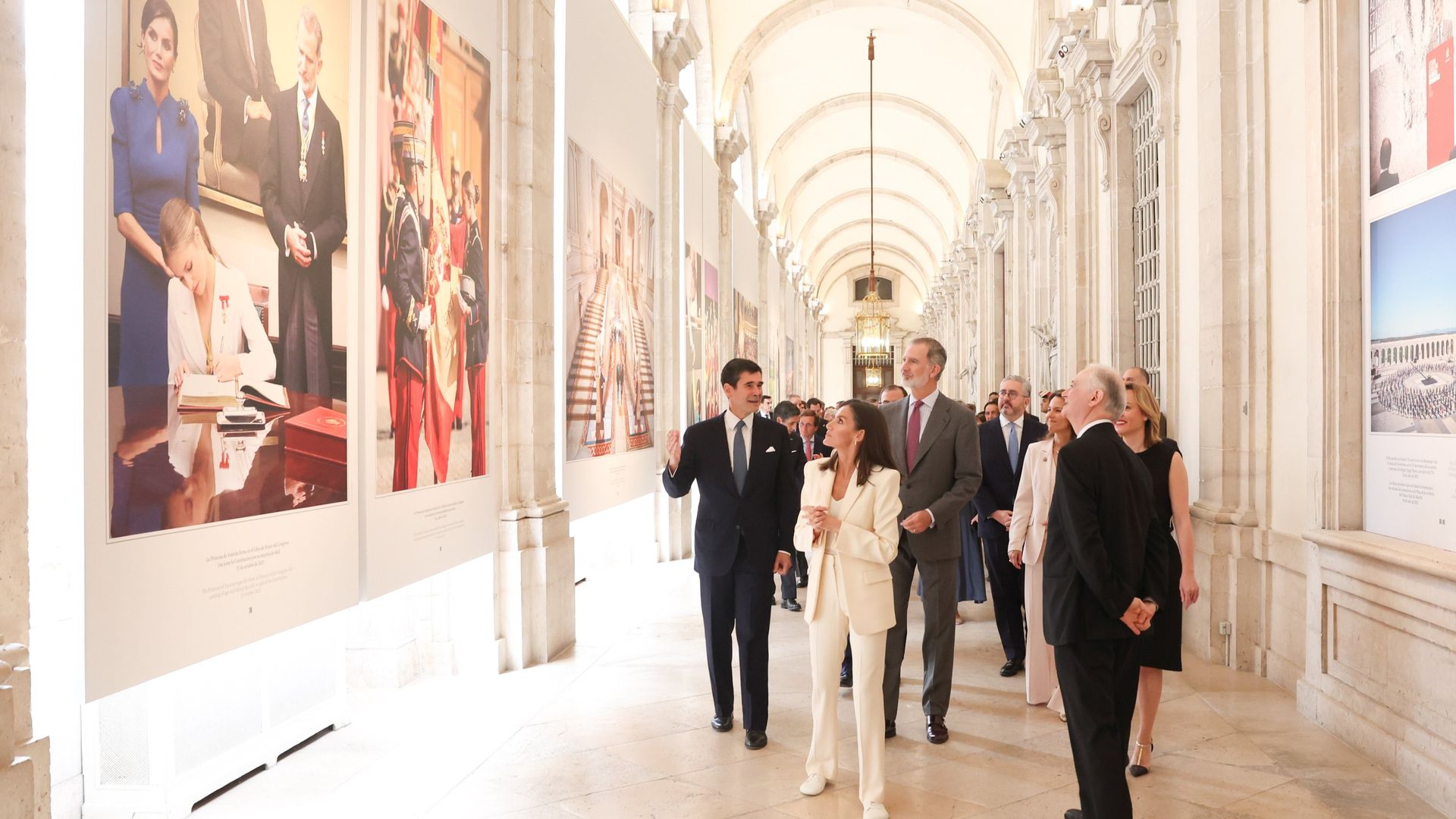La reina Letizia apuesta todo al color blanco, una elección llena de simbolismo