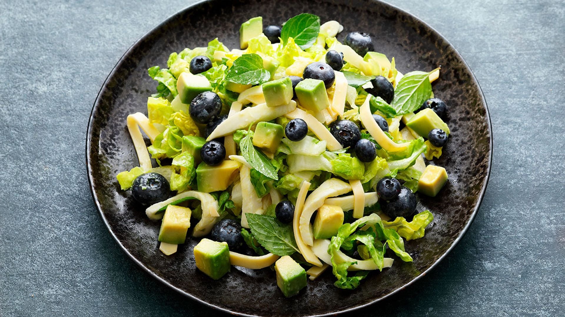 Ensalada de aguacate y lechuga con arándanos y queso