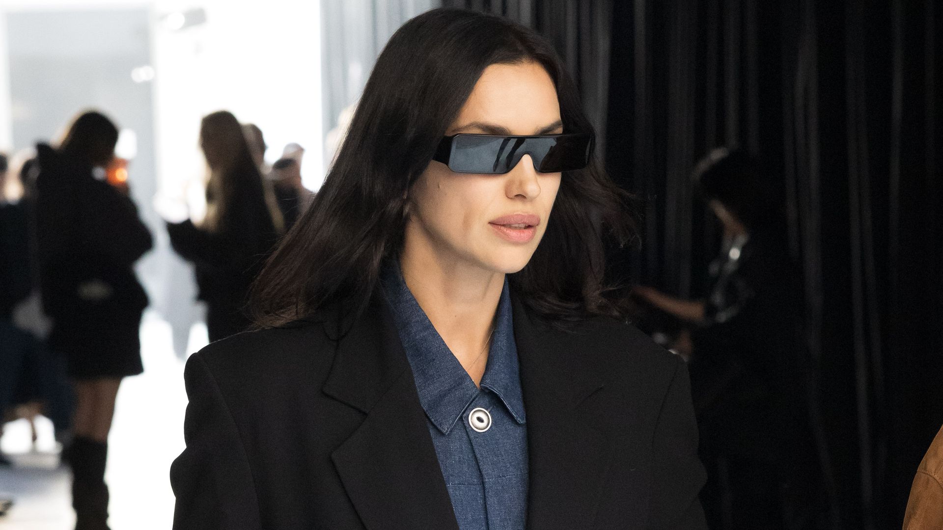 Irina Shayk se suma al furor de los trajes masculinos en Milán