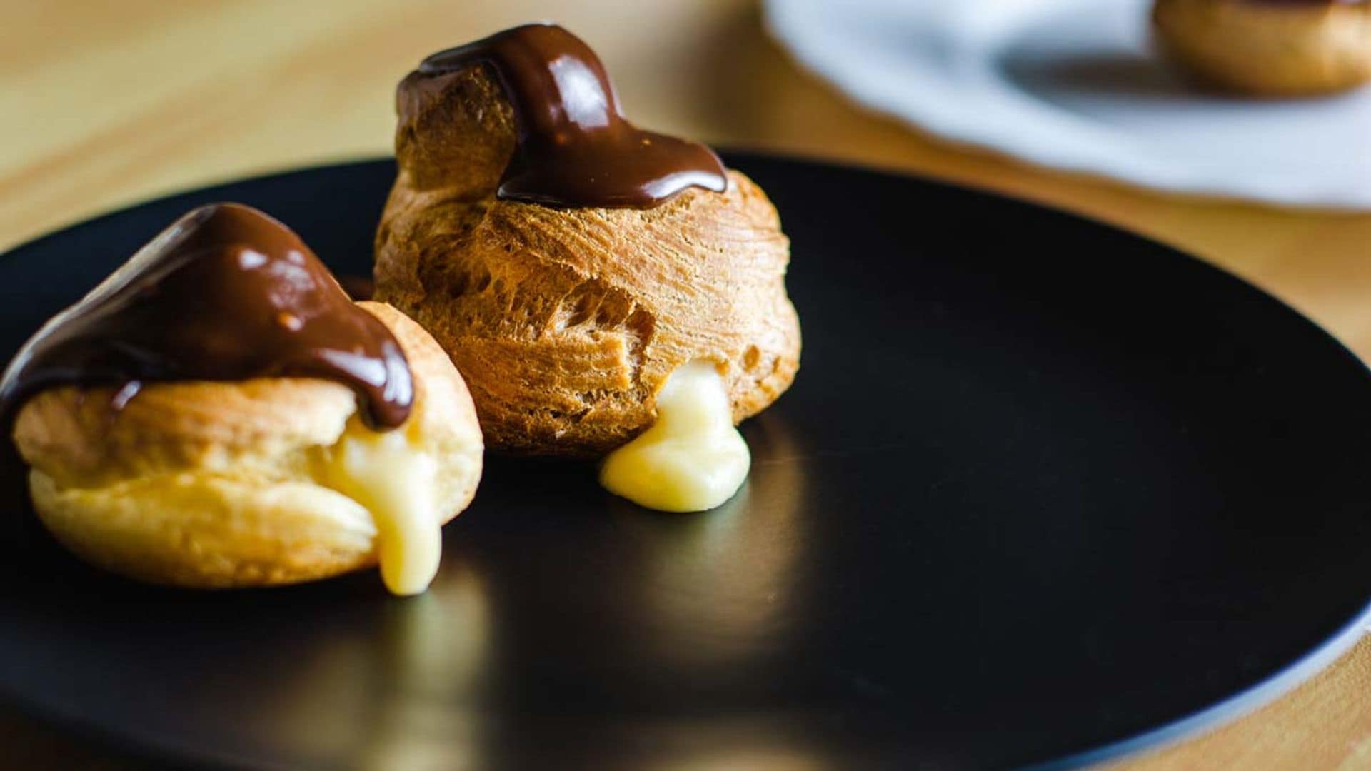 Profiteroles rellenos de crema pastelera con chocolate caliente