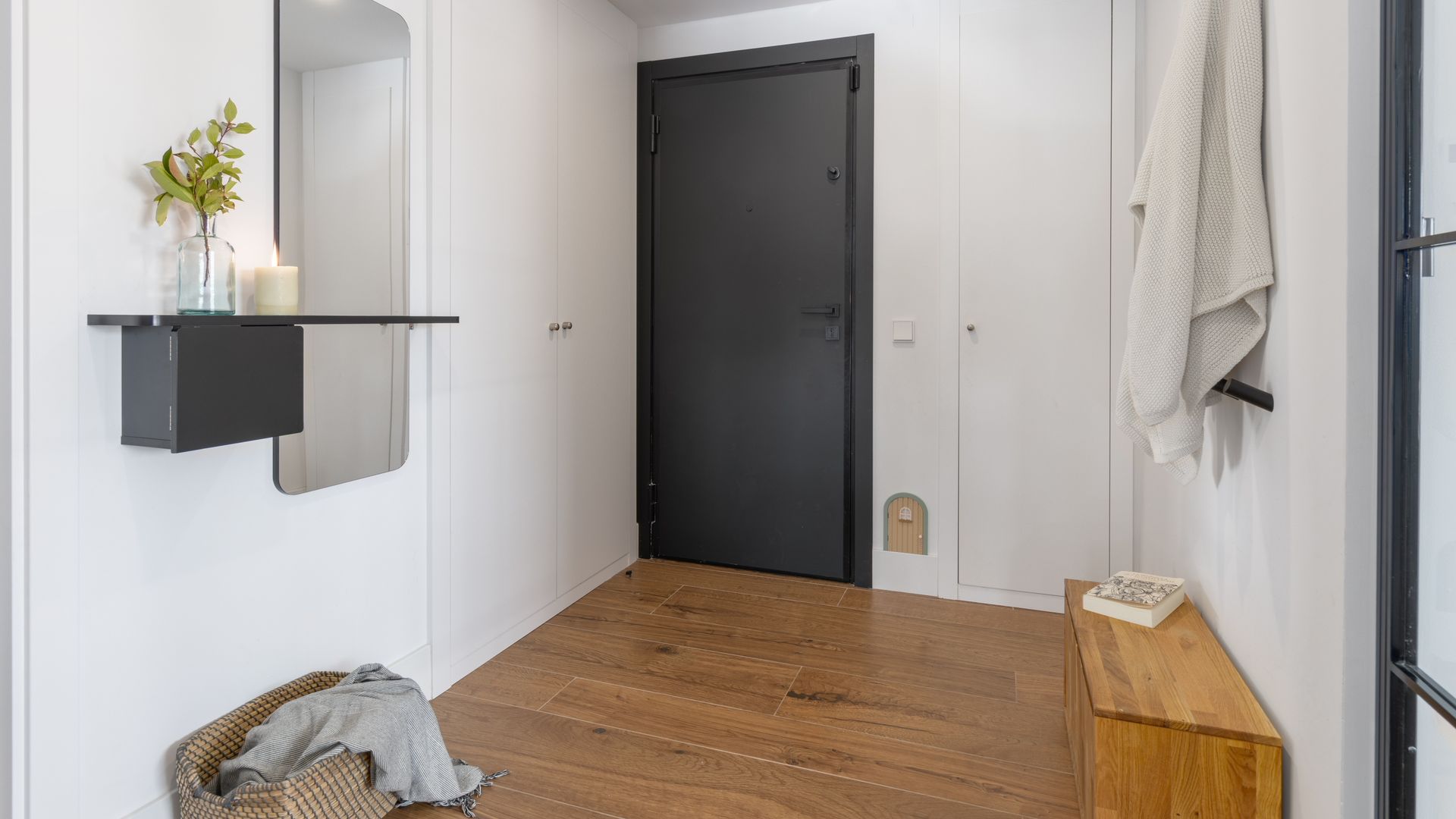 Recibidor con espejo, consola volada, banco de madera, perchero de pared, cesta