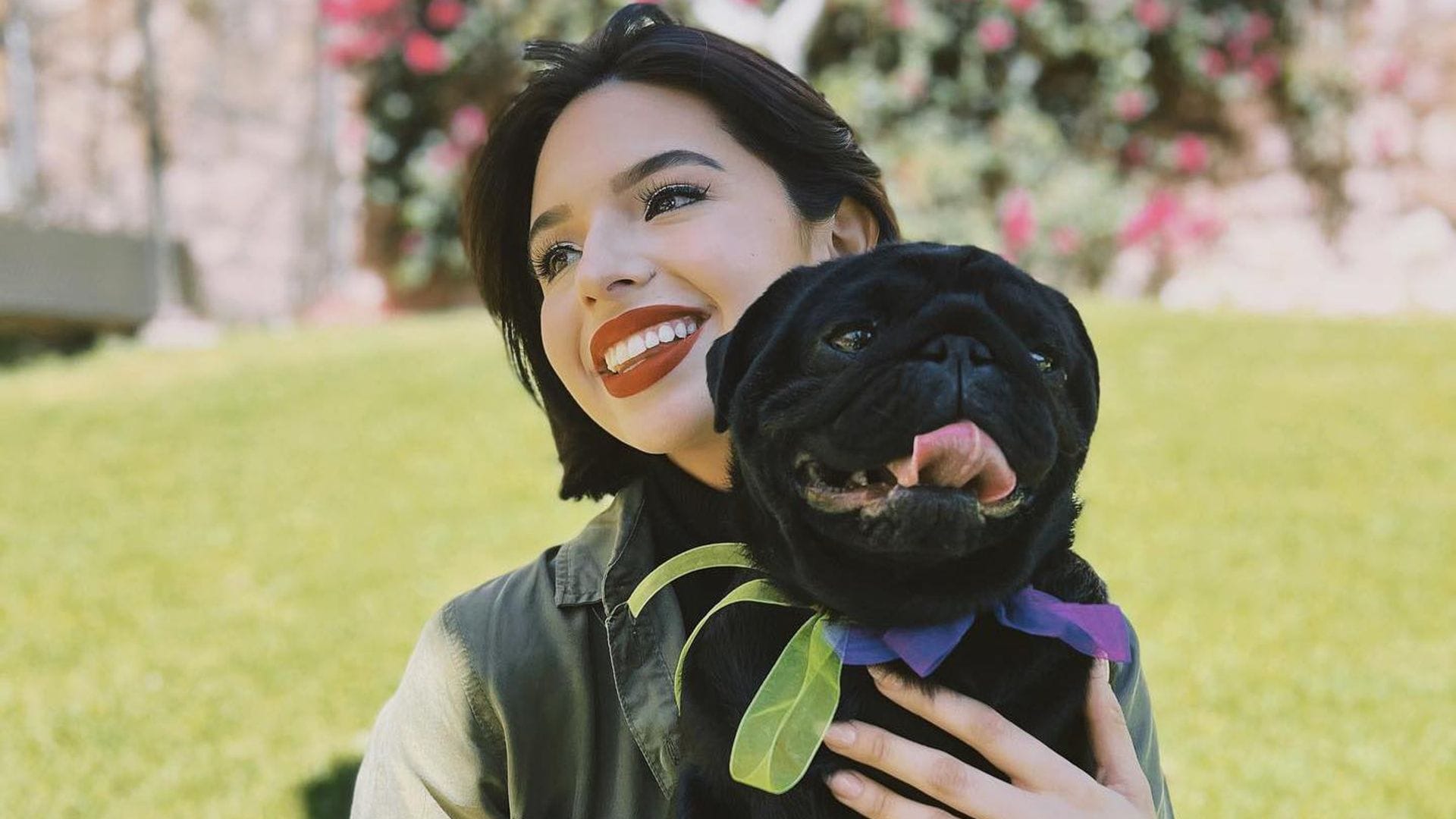 Ángela Aguilar nos cuenta qué pasó con su perrito y su travesura en el escenario