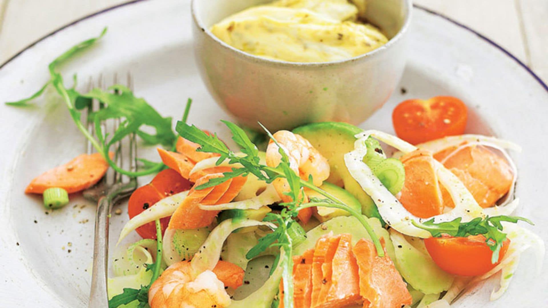 Ensalada de salmón, aguacate y gambas
