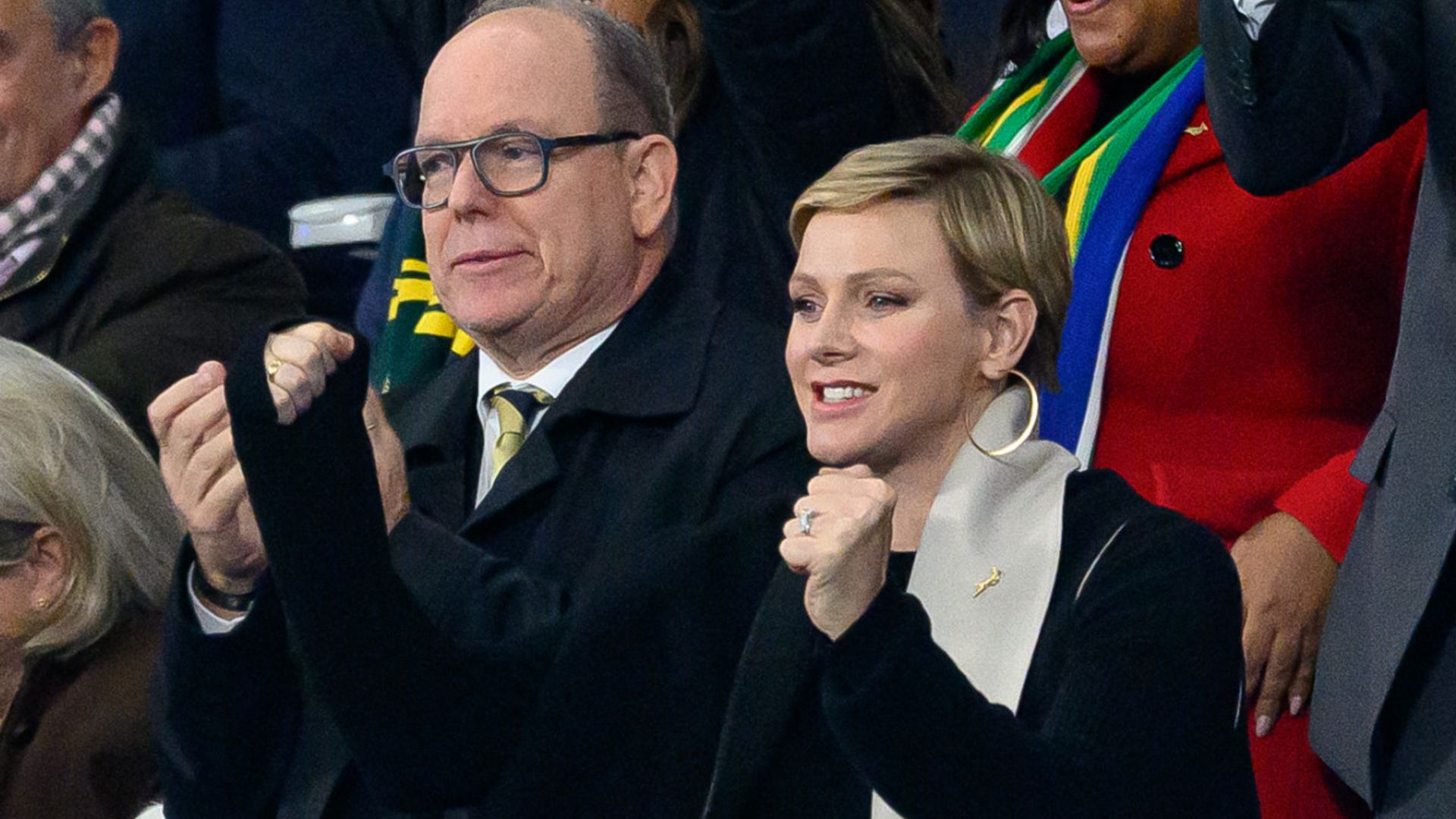La euforia de Charlene de Mónaco en el rugby, junto al príncipe Alberto, tras su ausencia en la gala en honor a Rainiero