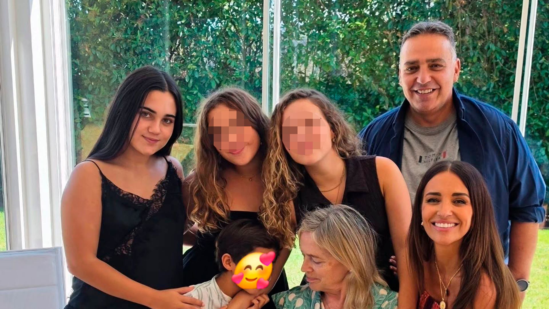 Paula Echevarría encuentra en Daniella su mejor apoyo para celebrar en familia el cumpleaños de su madre tras la muerte de su padre