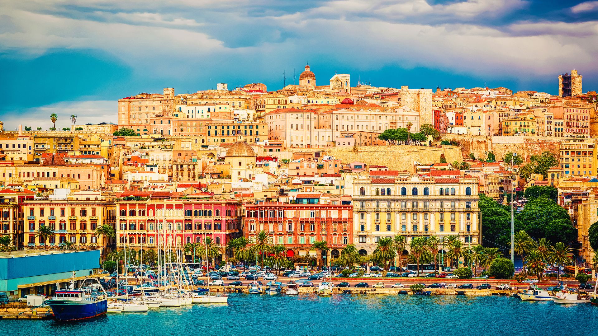 Panorámica de Cagliari desde el Mediterráneo