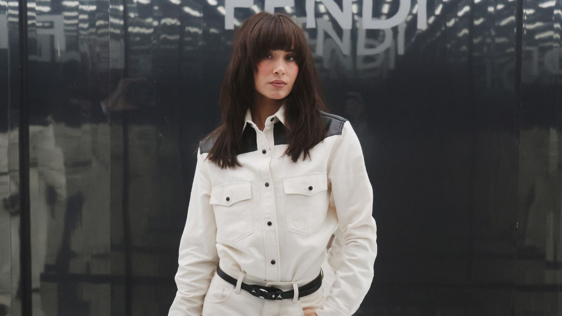 Aitana confía en un conjunto vaquero para su paso por la Semana de la Moda de Milán: "Se desmarca de su estilo más romántico y sensual"