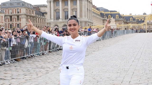 Salma Hayek posando en las afueras de Versalles