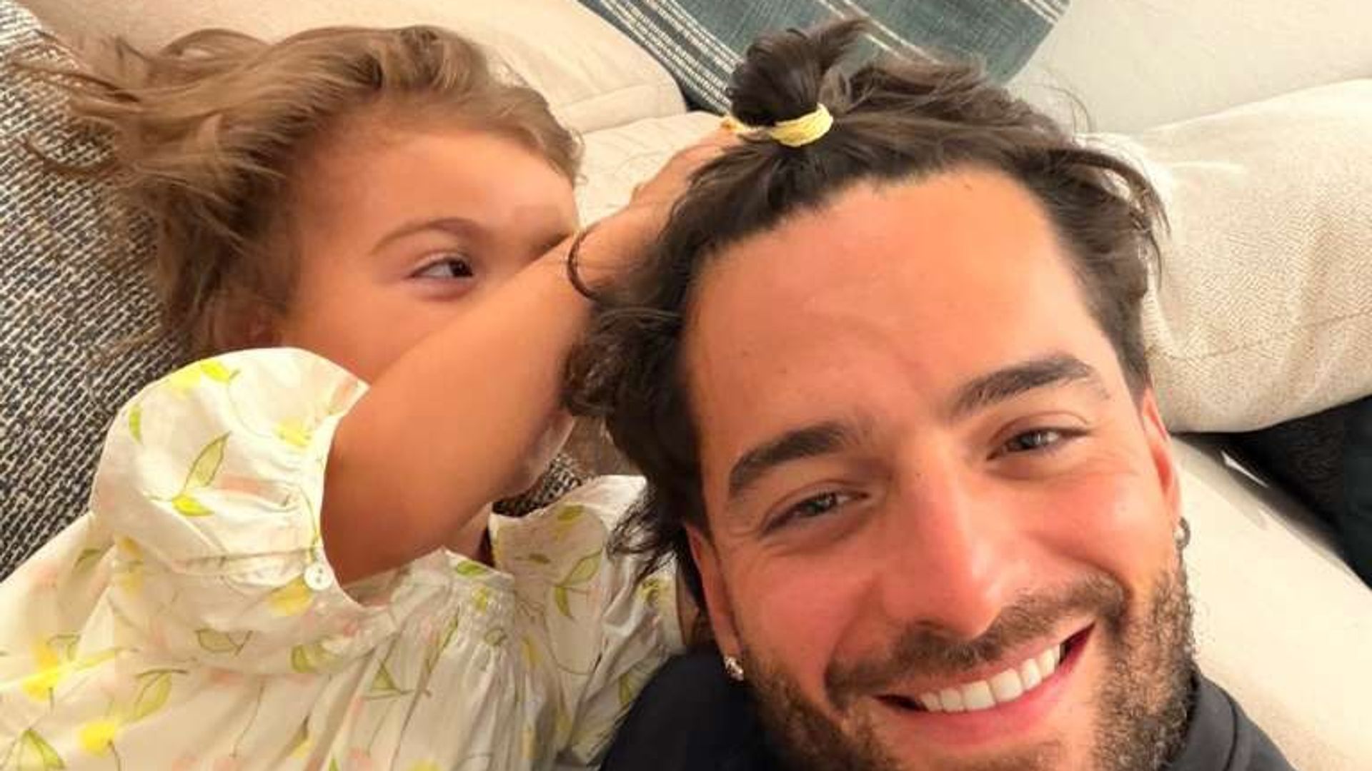 Maluma compartió un divertido momento junto a su hija París.