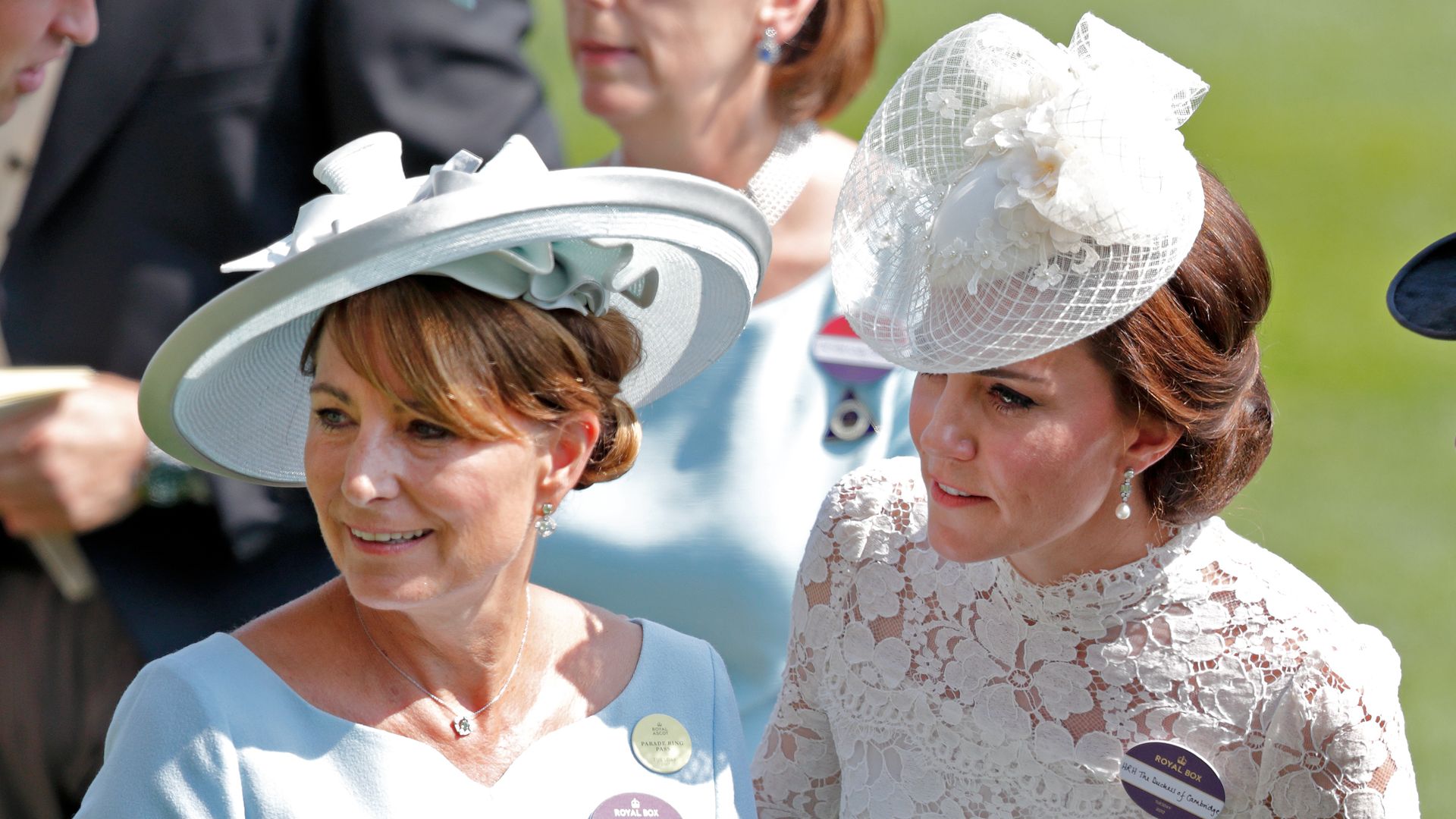 Kate Middleton, princesa de Gales, y su madre Carole en Royal Ascot 2017.