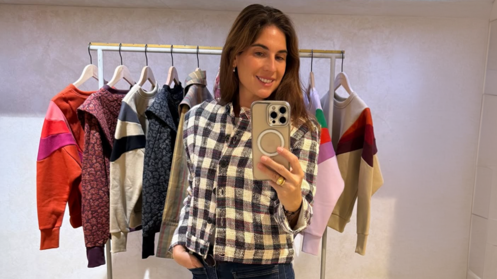 Lourdes Montes con chaqueta de cuadros, vaqueros acampanados y zapatillas