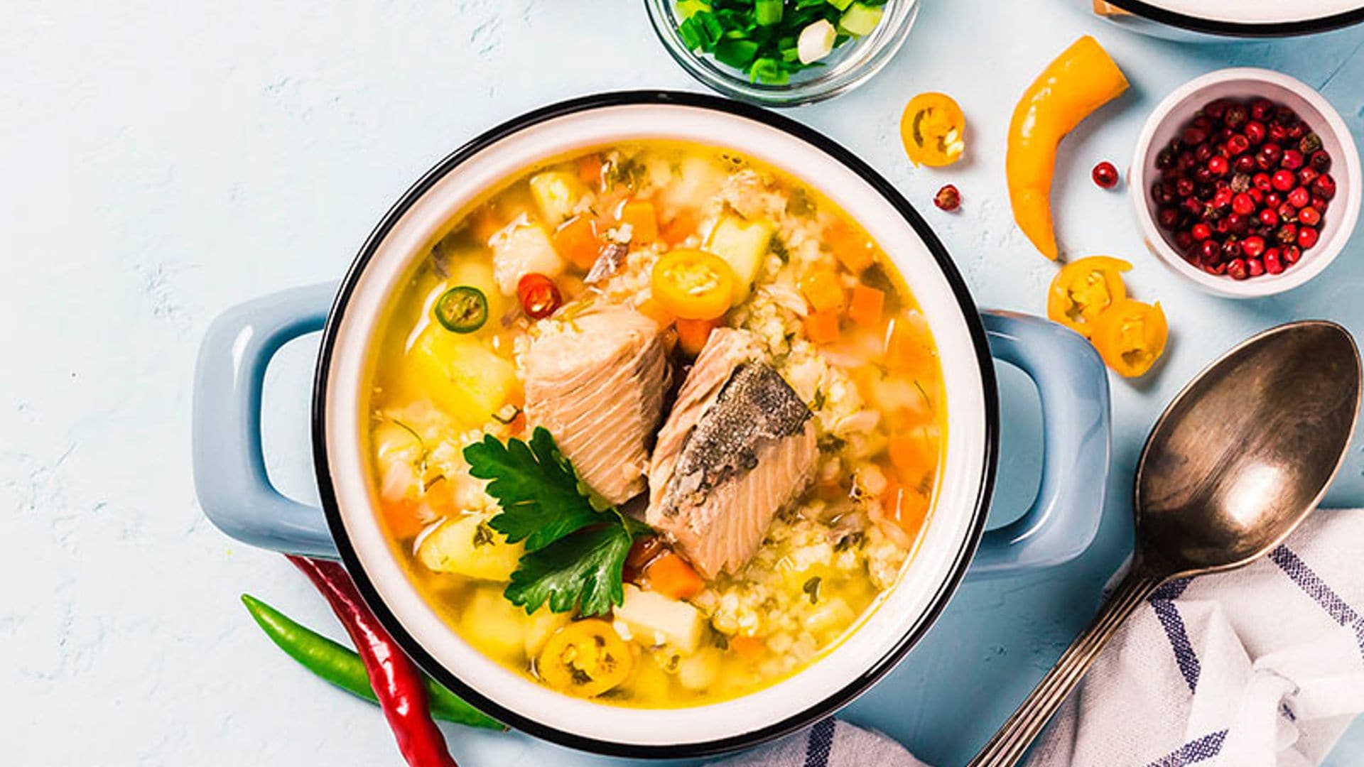 Sopa de salmón con vegetales, cuscús y chiles